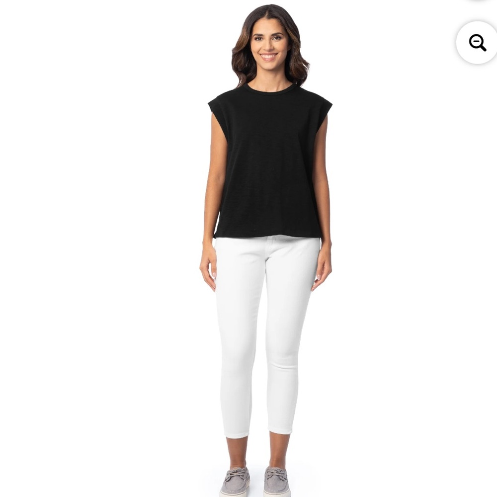💕5/$15 Classic black Top, cap sleeve , side slit,looks great with white jeans - Picture 3 of 10